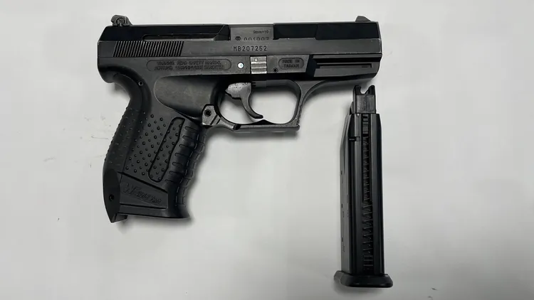 警方起出作案用的空氣手槍。讀者提供