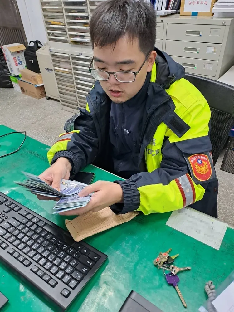 清潔隊員割草拾獲的薪資袋，內裝有57張新臺幣千元鈔。環保局提供