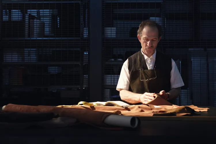 每位工匠大師在ZEGNA傳統工藝流程中均有關鍵作用。品牌提供