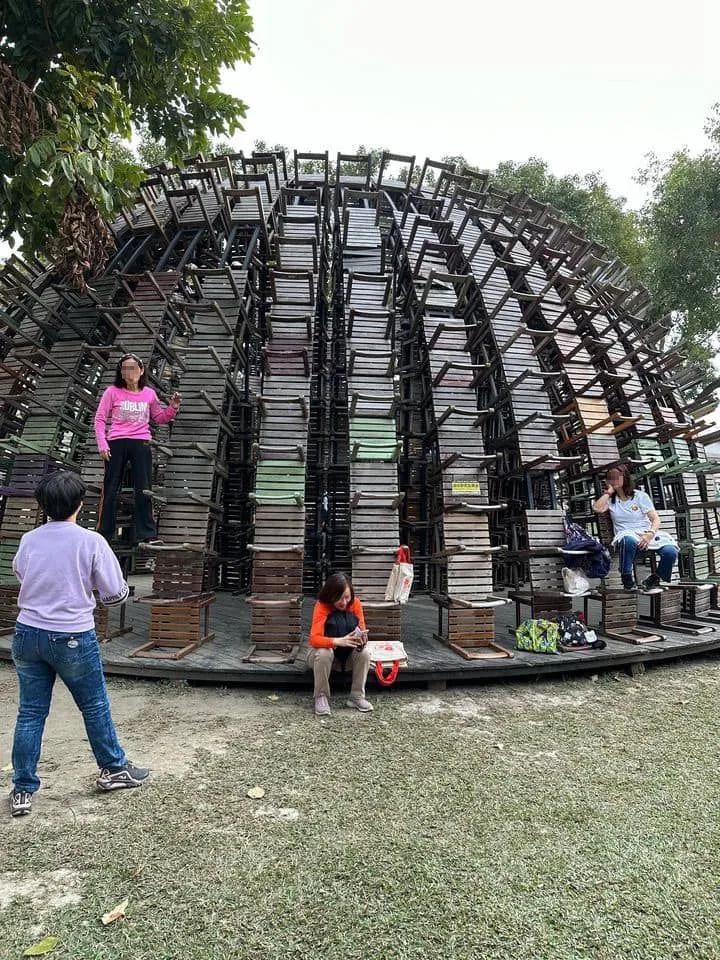 大嬸們或坐、或站，硬是爬上藝術品拍照。翻攝自臉書「爆料公社二社」