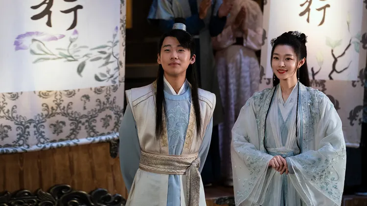 郭麒麟（左）私下稱宋軼從姐姐變成老師，2人相處也更像朋友。八大提供