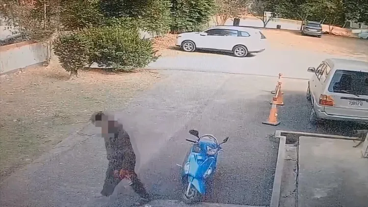 被害人騎機車到派出所報案的身影曝光，數秒後他就因失血過多倒地身亡。民眾提供