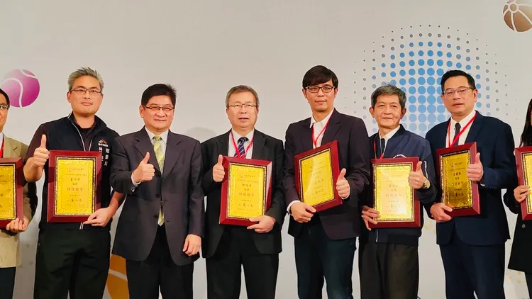 桃園市體育局推動「運動i臺灣2.0」　體育署評為「特優」，由局長許彥輝(右三)代表領獎。體育局提供