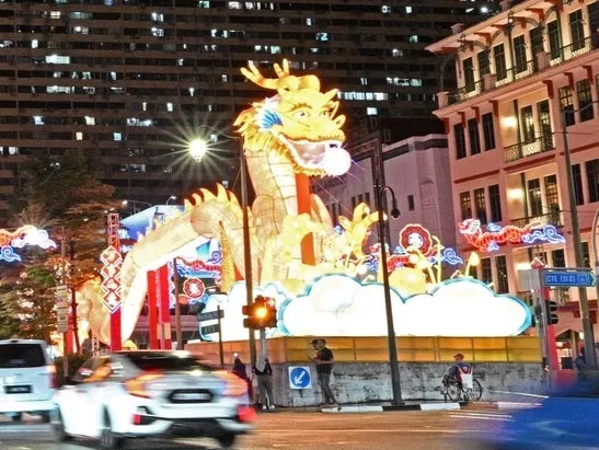 新加坡牛車水龍年燈飾亮燈。新華社