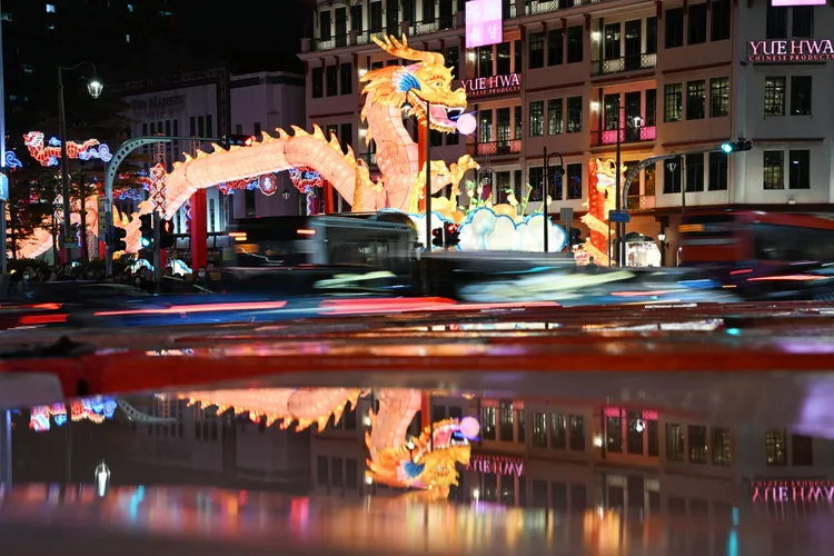 新加坡牛車水龍年燈飾亮燈。新華社