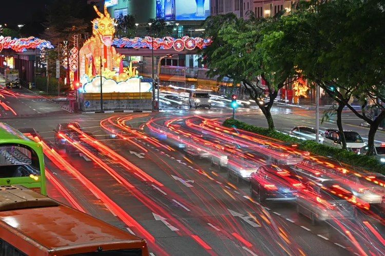 新加坡牛車水龍年燈飾亮燈。新華社