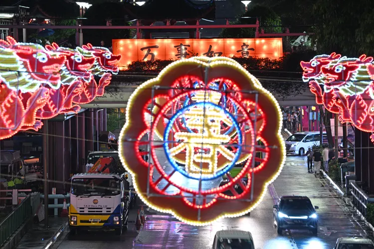 新加坡牛車水龍年燈飾亮燈。新華社