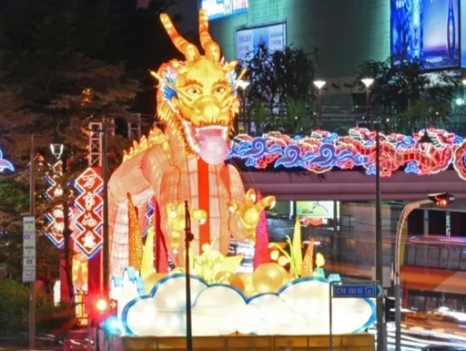 抓奶龍爪手?新加坡龍年燈飾亮燈 民眾笑:色色的、老人臉