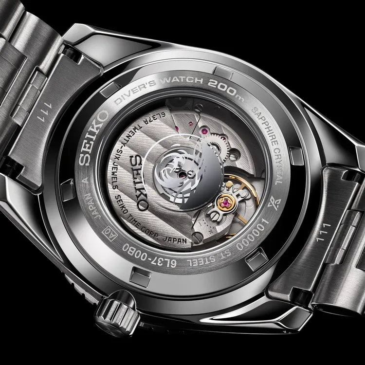 腕錶首次採用可透視背蓋設計可直接窺視6L37機械機芯。品牌提供