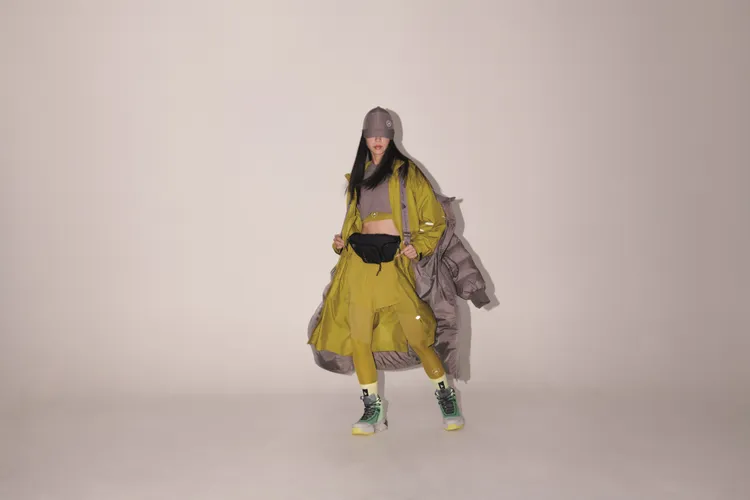 單品在大面積焦土黃色之中增添橄欖綠呼應大自然。品牌提供