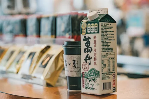 當金獎加持的「萬丹鮮乳」遇上在地優質「季洋咖啡」打造黑白經典完美組合