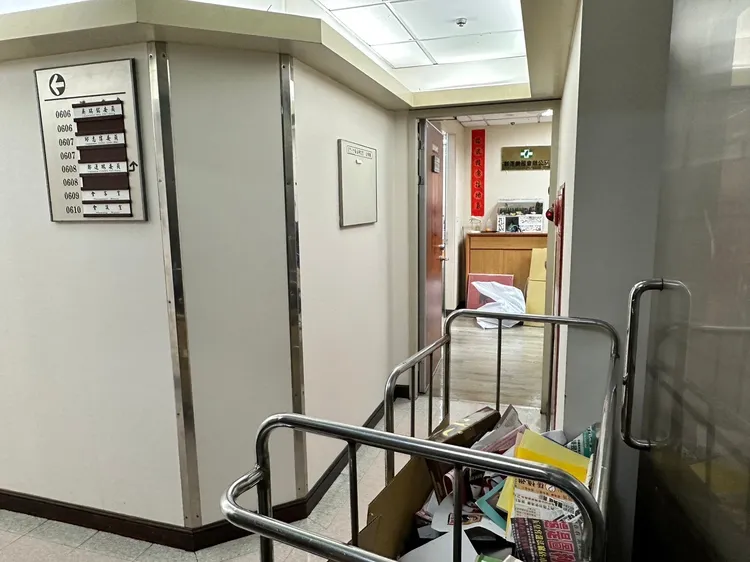 綠委鄭運鵬辦公室外堆滿紙箱。潘袁詩羽攝