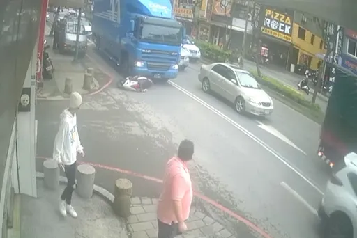 驚悚片！物流車直直開撞倒前方機車　女騎士捲輪下枉死