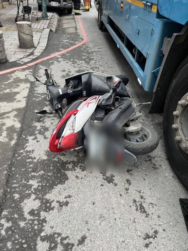 女騎士慘死車輪下。蘆竹警分局提供