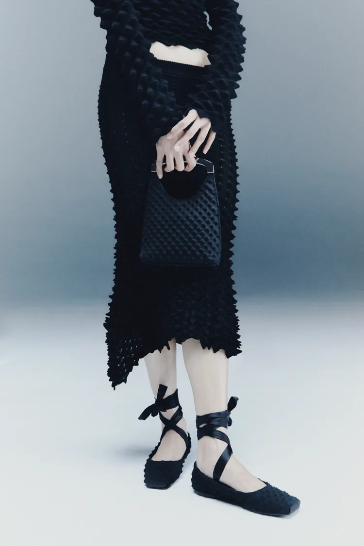 立體釘手提包3190元、蕾舞平底鞋2590元。品牌提供