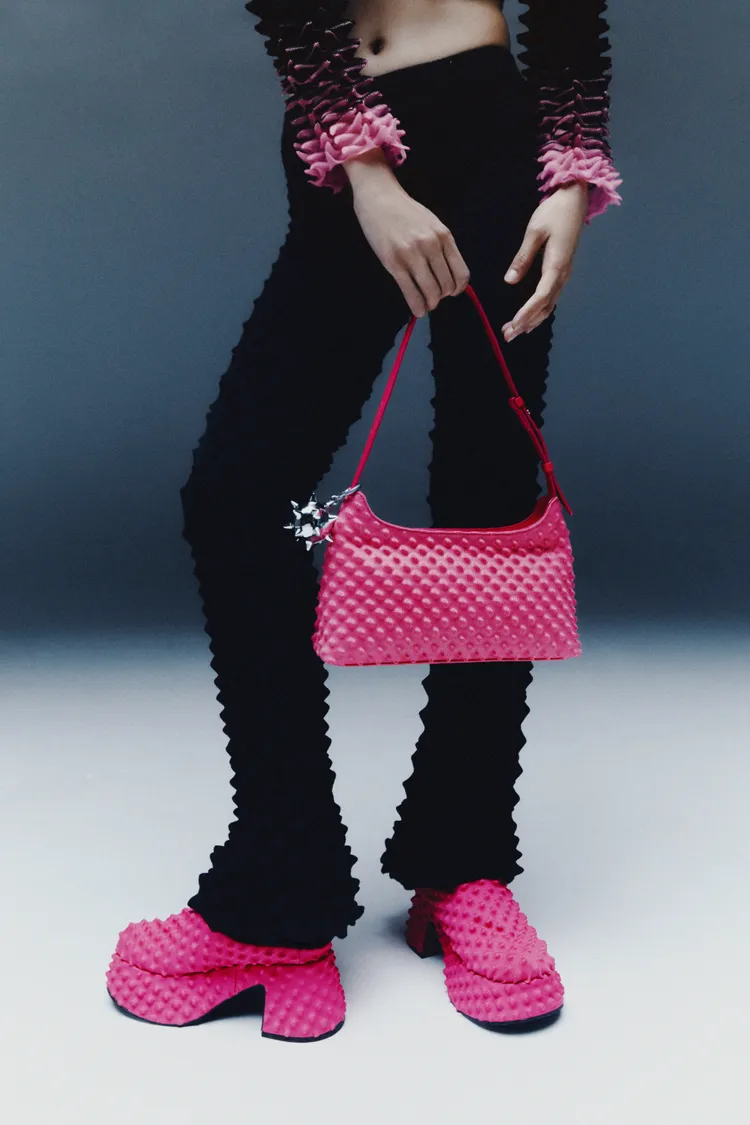 立體釘肩背包3990元、厚底穆勒鞋2990元。品牌提供