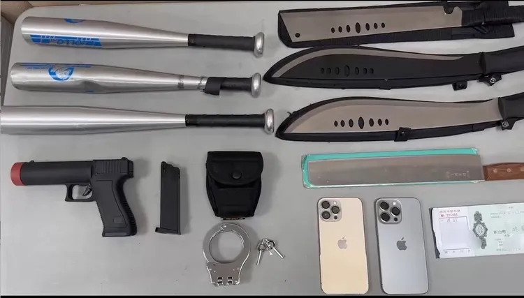 警方查獲刀械棍棒。翻攝畫面