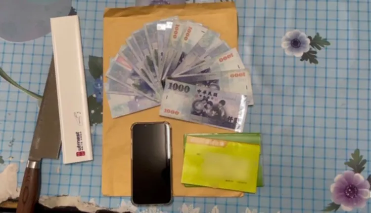 警方查扣存摺等證物。翻攝畫面