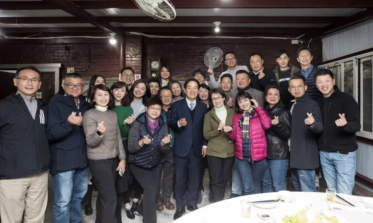 民進黨許淑華臉書PO照，府當選正副總統的賴清德、蕭美琴，一起與黨內同志聚餐。翻攝自許淑華臉書