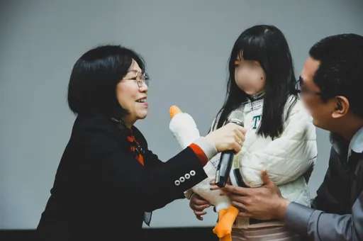 北監春節懇親開跑　收容人喜抱女兒陪塗鴉