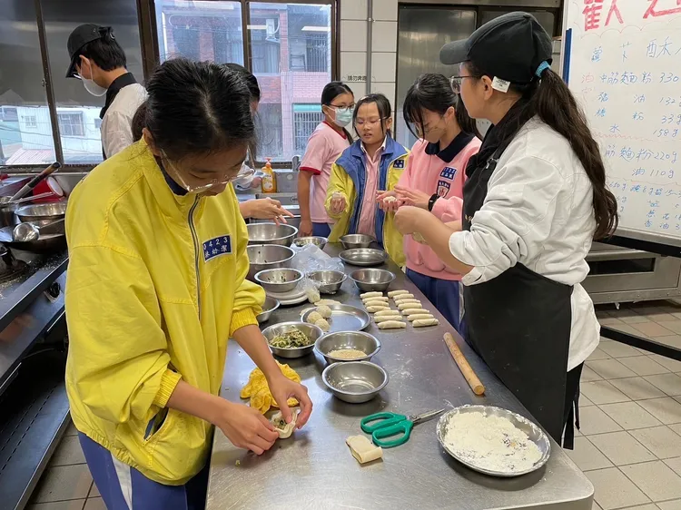 學生體驗製作美食。教育局提供