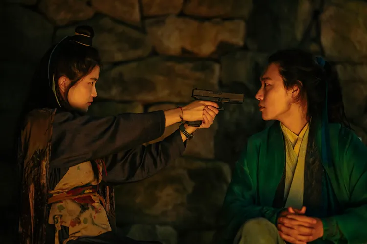 金泰梨（左）在高麗時代使用手槍，與柳俊烈亦敵亦友。車庫娛樂提供
