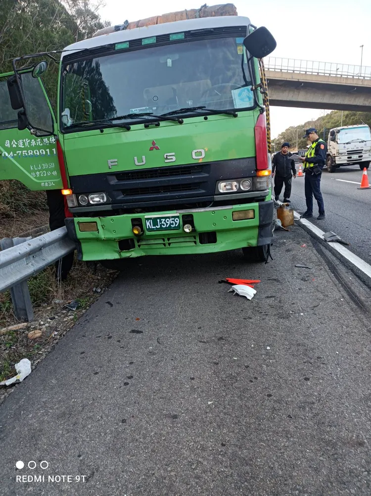 國道三號北向174公里台中清水路段今天上午7時許發生事故，3輛大小車追撞。民眾提供