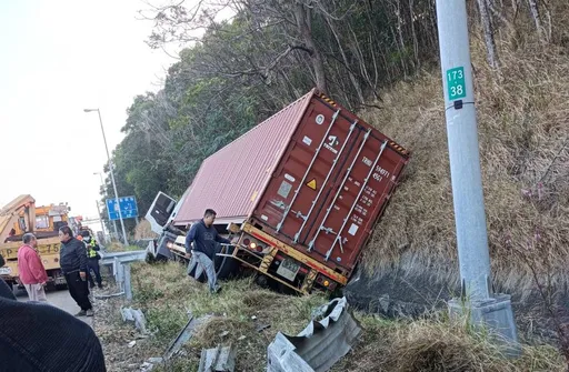 國3台中段2大1小車追撞釀1傷　貨櫃車衝護欄側躺邊坡！回堵1公里