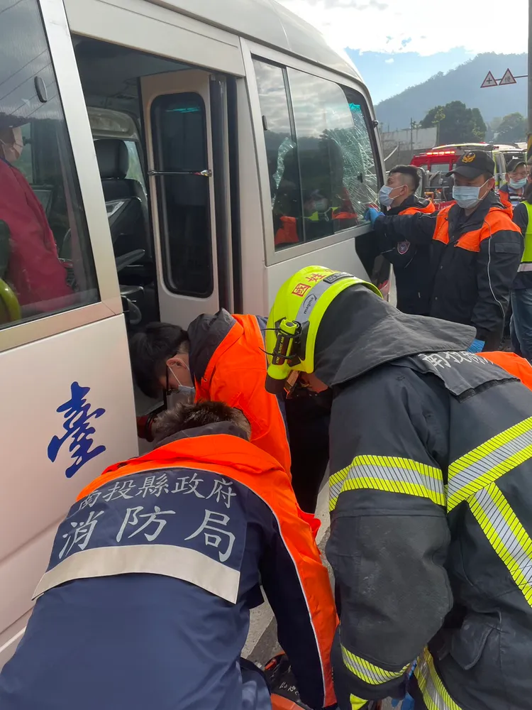 消防人員搶救受困傷患。民眾提供