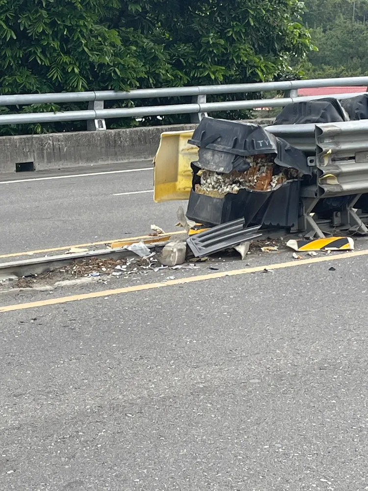 小巴士疑自撞護欄。民眾提供