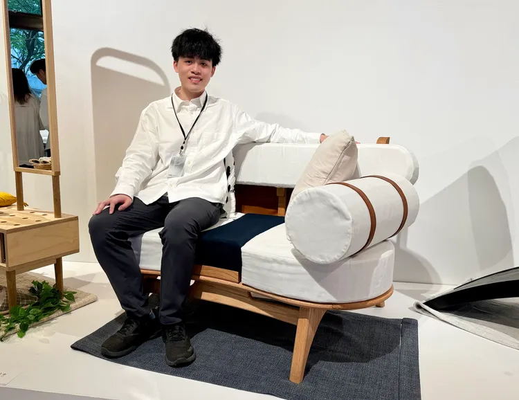 北科大家具專班大三學生吳彥哲（如圖）、蔡宇勝，結合沙漏巧思設計沙發「Leather Pages」。北科大提供