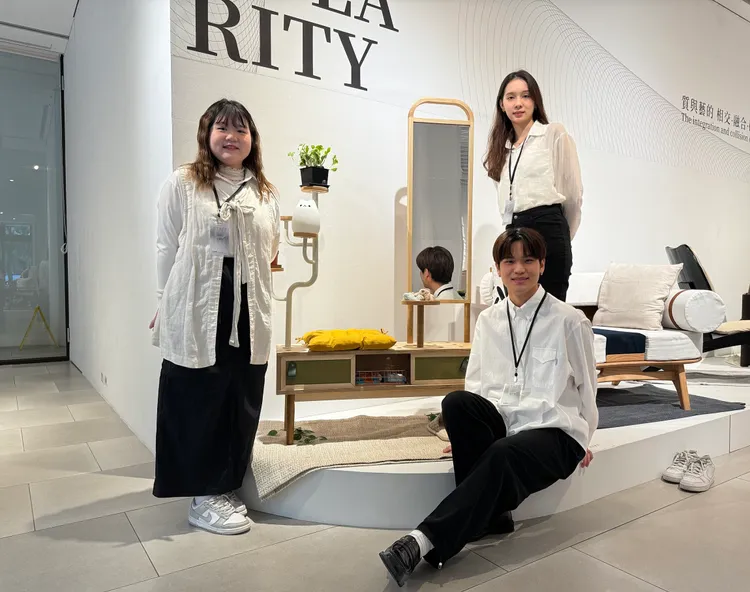 北科大家具專班大三學生林宜萱（後）、游士禾（右前）、宋翊瑄從洞洞板發想出玄關家具「DON DON」。北科大提供