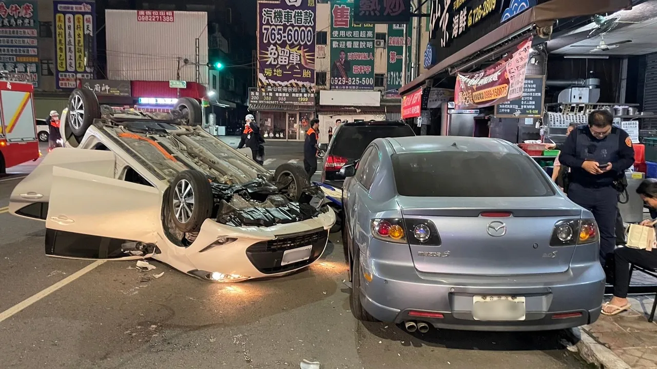 潘女疑似疲勞駕駛,自撞路邊車輛。翻攝畫面