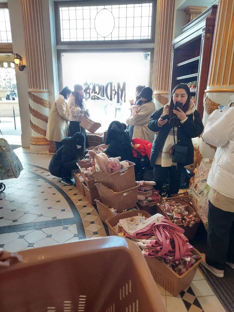 中國黃牛們把從架上掃來的限定版商品全集中到商店角落，分配每個人結帳數量。翻攝X