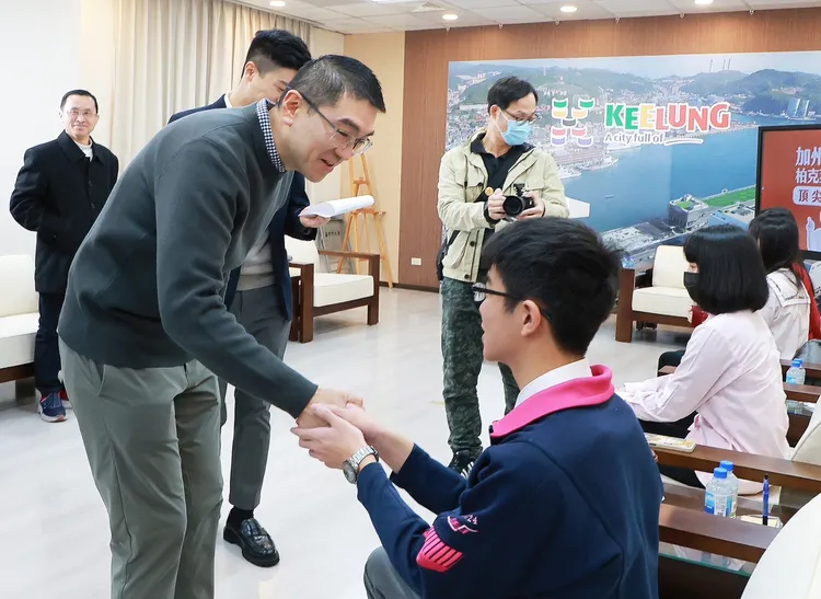 謝國樑（左）與學生代表交換意見。市府提供