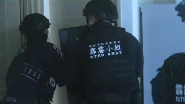 警方進行黑幫掃蕩。翻攝畫面