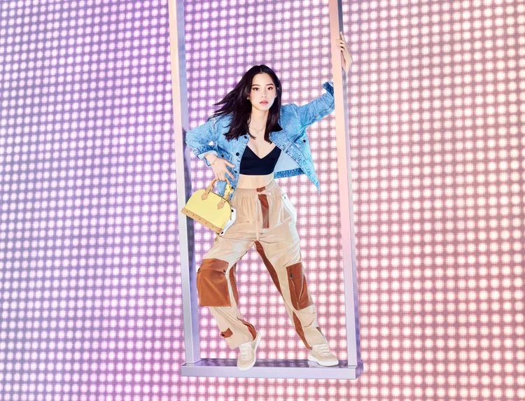 歐陽娜娜在為LV Remix系列拍攝的廣告中相當性感帥氣。品牌提供