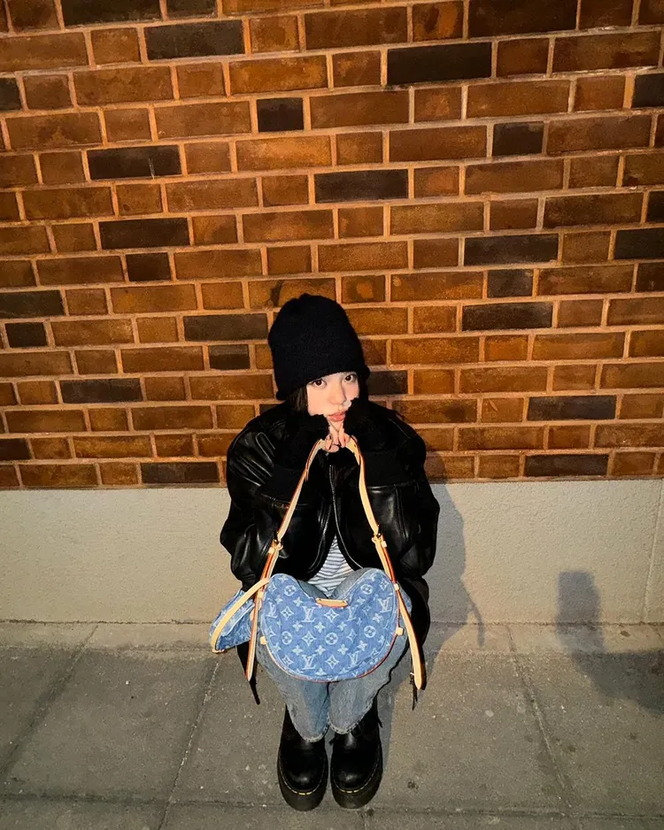 歐陽娜娜在2023年底就搶先背上了LV Remix系列Croissant MM Denim款手袋。翻攝歐陽娜娜IG