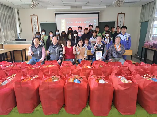 捐百袋物資助弱勢學子度寒冬 新北記者工會年關前偏鄉獻愛