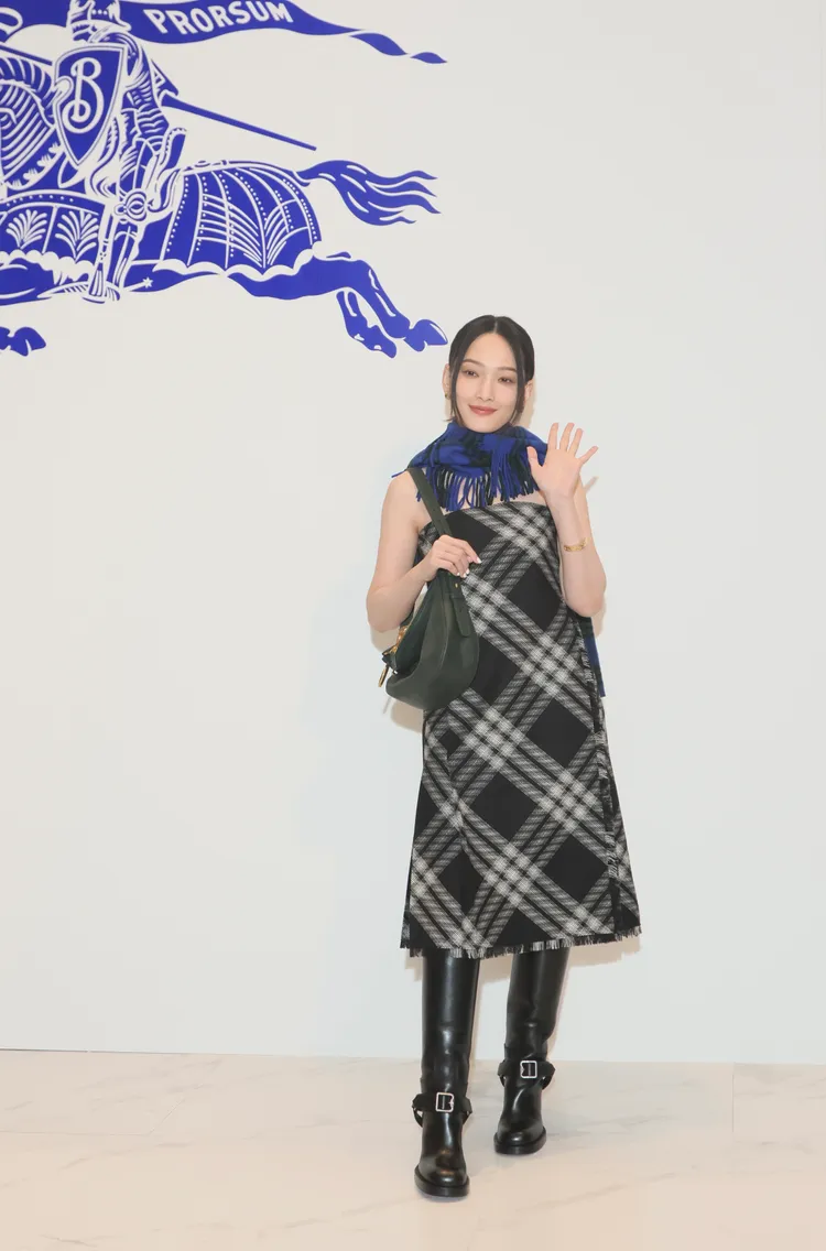 林映唯小露性感之餘也保暖，格紋羊毛蘇格蘭連身裙10萬5000元、格紋羊絨流蘇圍巾2萬5900元、皮革Stirrup高筒靴8萬5000元。彭欣偉攝