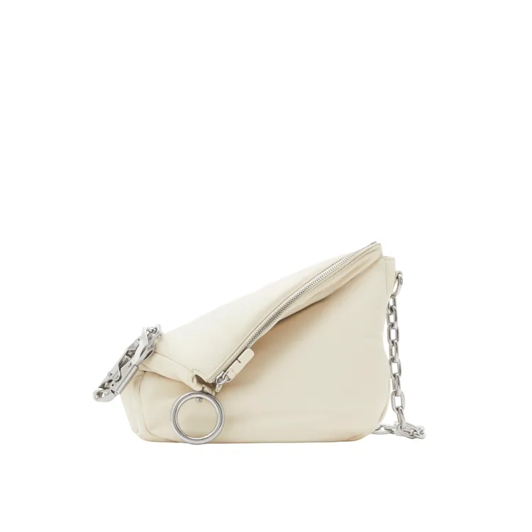 Burberry Knight小型皂白色羊皮鍊帶設計騎士包，11萬9000元。品牌提供