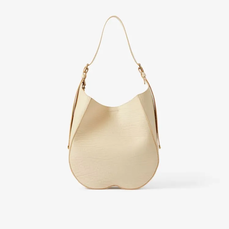 Burberry Chess珍珠色學院風牛皮肩背包，10萬9000元。品牌提供