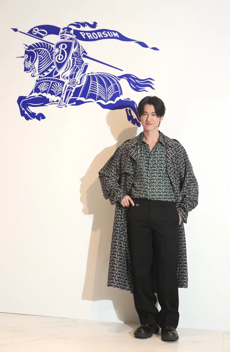 吳慷仁換上相同印花的襯衫與風衣。彭欣偉攝