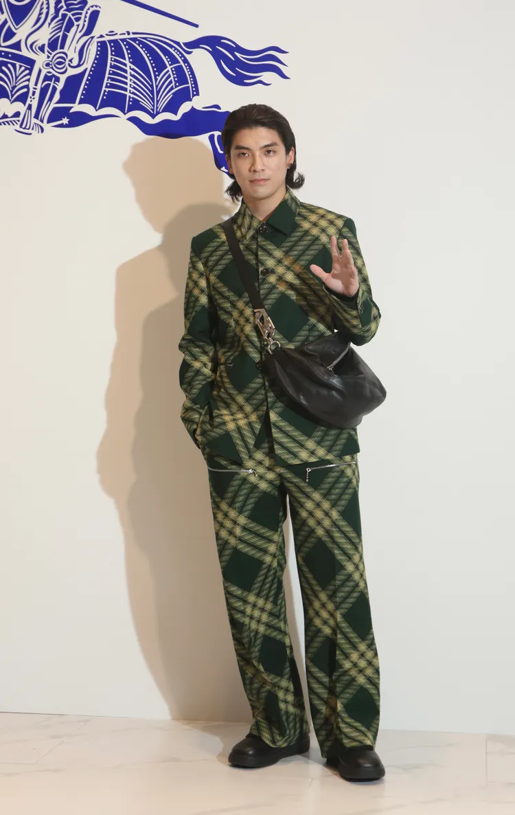 林哲熹選穿櫻花草色格紋羊毛量裁外套10萬9000元、櫻花草色格紋羊毛長褲4萬9900元。彭欣偉攝