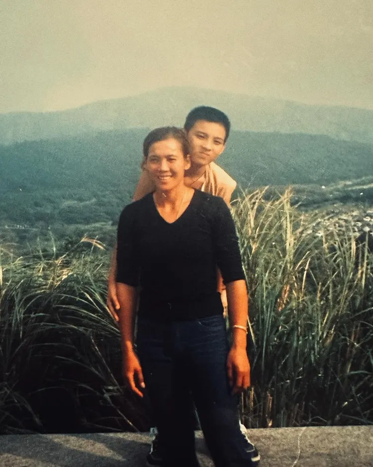 黃偉晉小時候跟媽媽合照。翻攝黃偉晉 IG