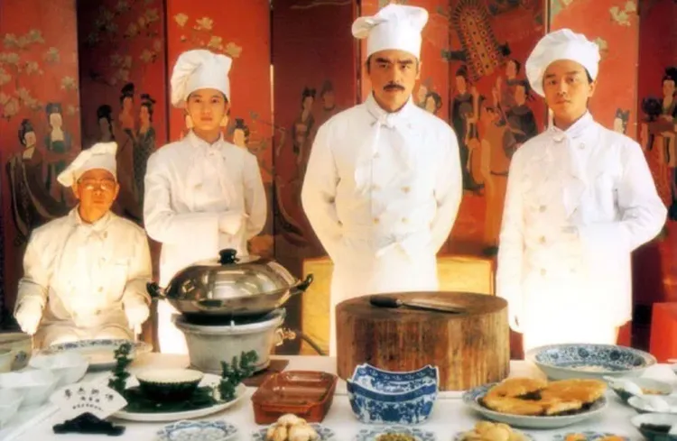 1995年電影《金玉滿堂》張國榮（右起）是鍾鎮濤徒弟，旁為袁詠儀、羅家英。翻攝《金玉滿堂》微博