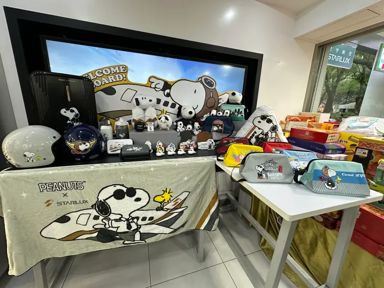 不限金額消費，眼罩、鑰匙圈、硬殼包等最低加購299元起。陳怡文攝