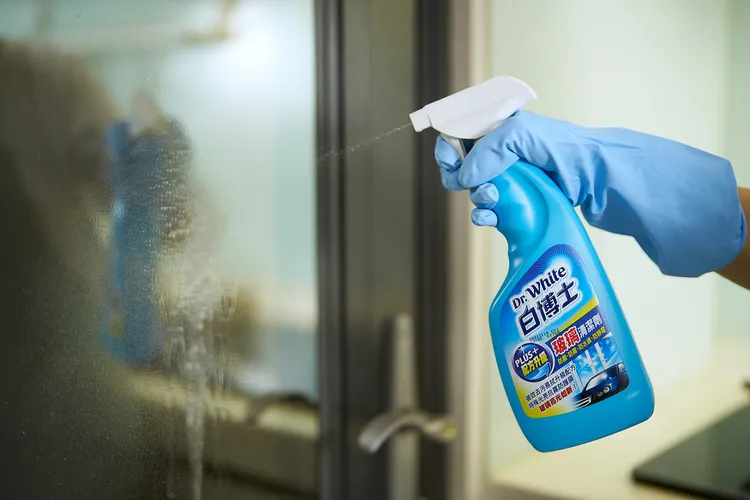 【白博士玻璃PLUS清潔劑】是居家打掃的必備好物，客廳、臥室，各種玻璃鏡面快速清潔。
