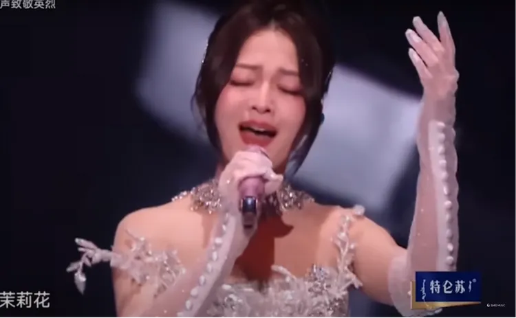 網民認為可能是因為沒「墊音」，張韶涵演唱的咬字、腔調與過往有極大差異。翻攝自微博