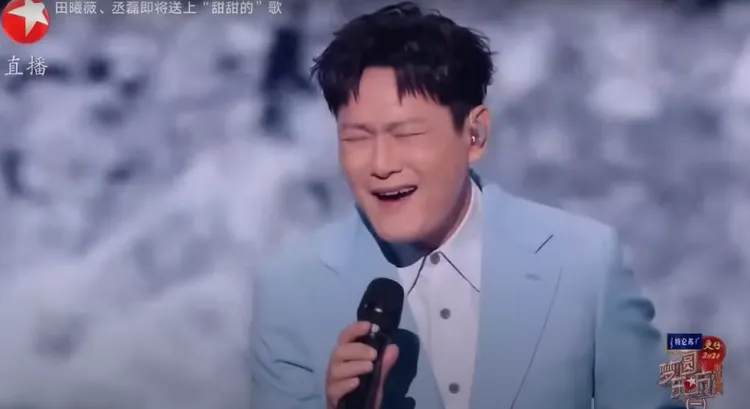 張信哲演唱面露猙獰，網民不留情面譏《懸溺》唱成了《溺斃》。翻攝自微博